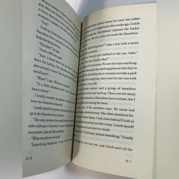 Divergent -  Veronica Roth - Hardcover Book 📖 - Picture 6 of 11